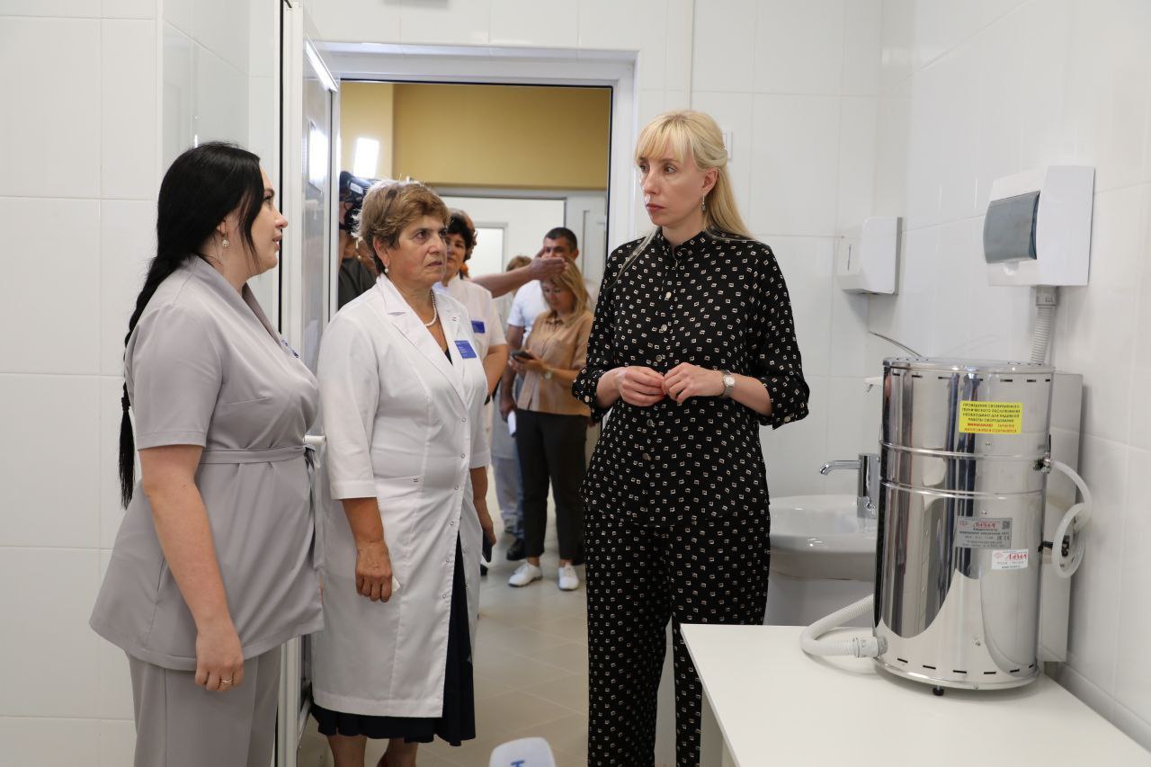 Анна Минькова посетила новую детскую поликлинику в Кавказском районе