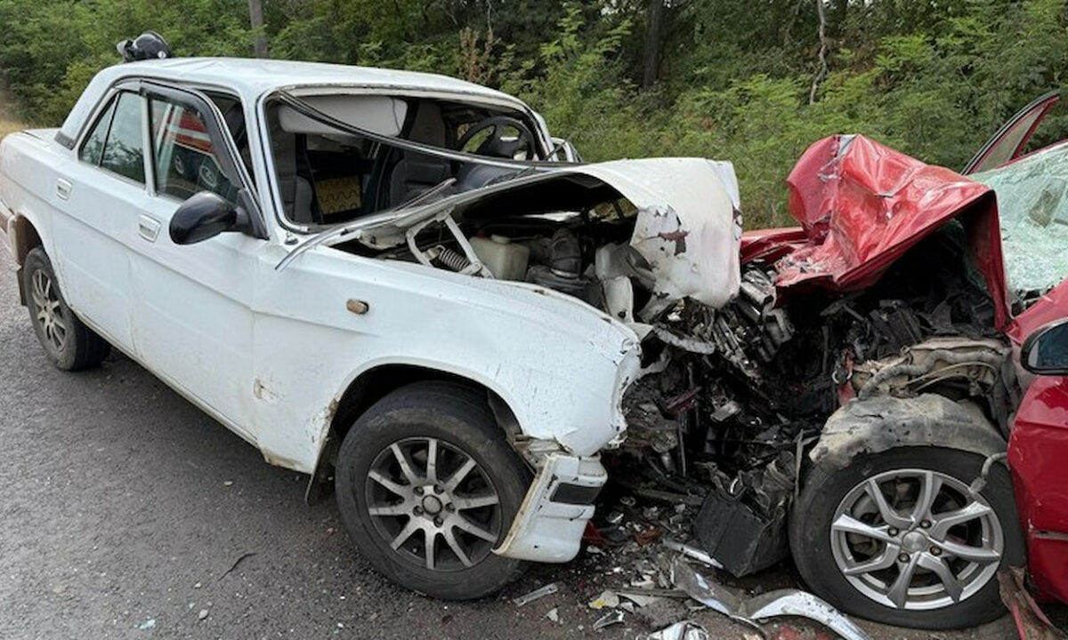 В Адыгее «Волга» влетела в иномарку на встречке, трое погибли