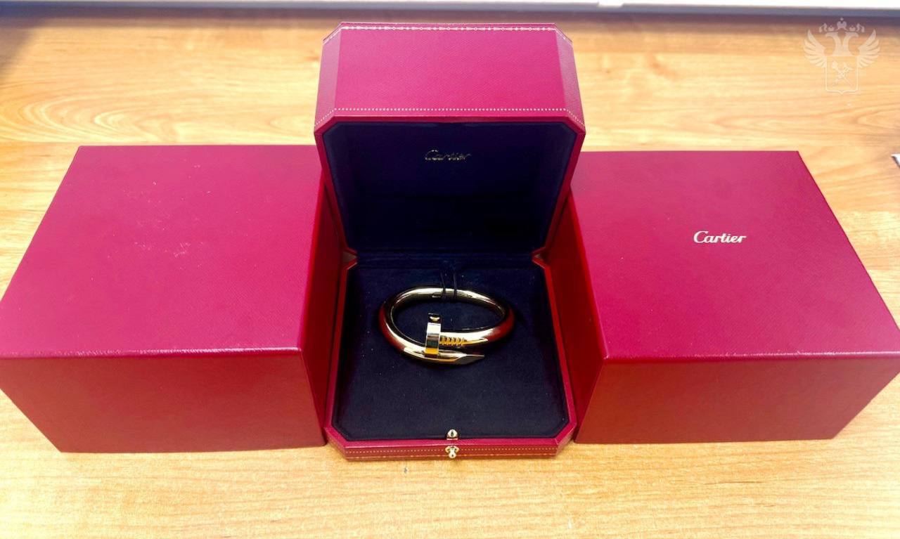В Сочи таможенники изъяли браслет Cartier за 5 млн рублей у пассажирки из Дубая