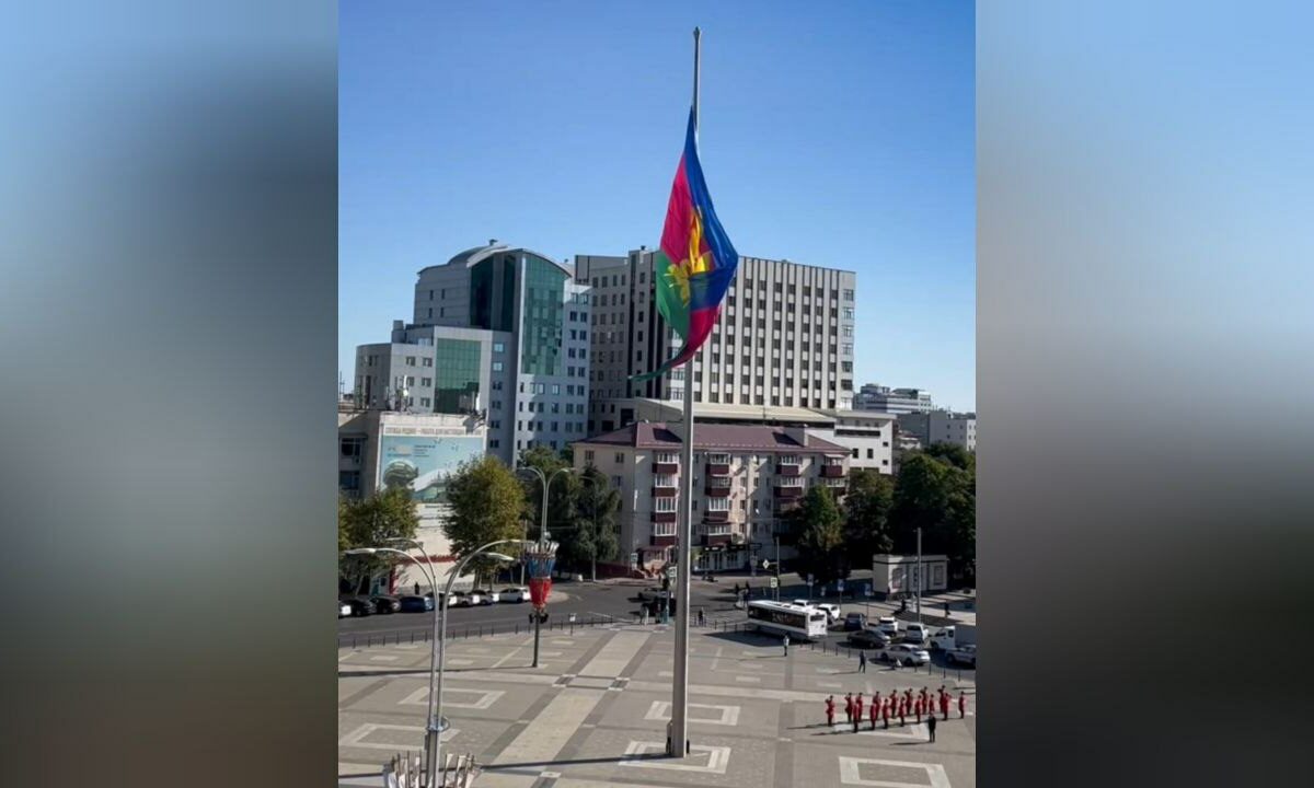 Флаг Кубани торжественно подняли на Главной городской площади в Краснодаре