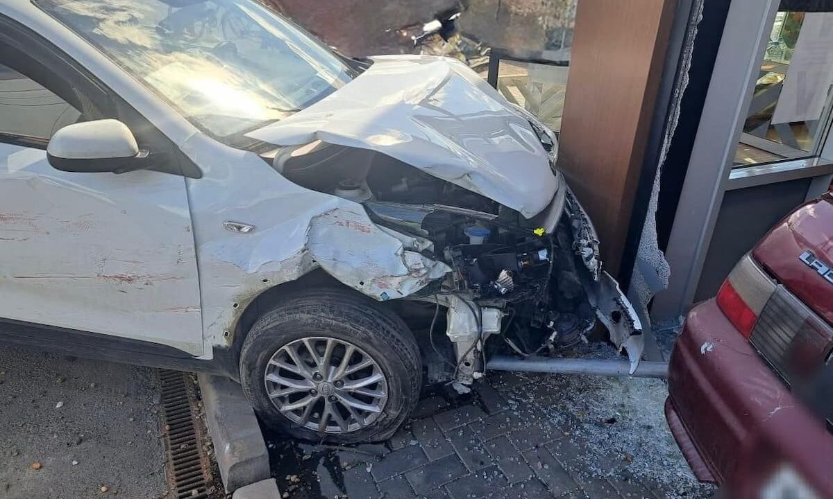Два автомобиля въехали в витрину магазина в Славянске-на-Кубани