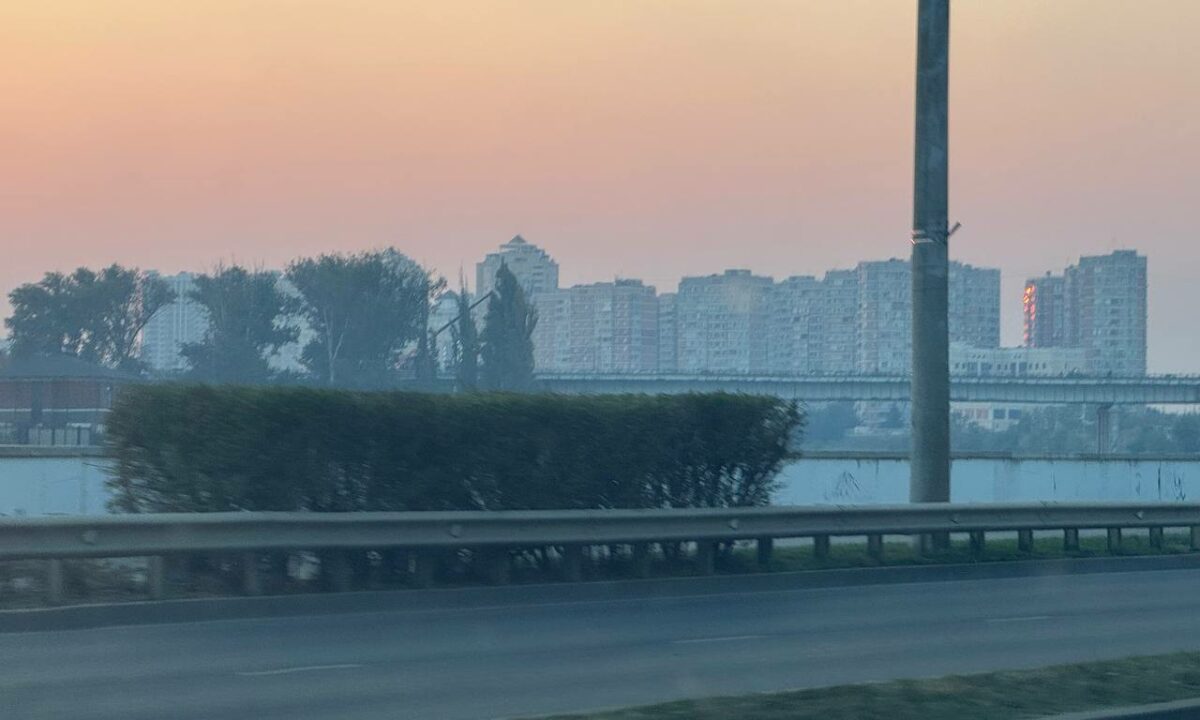 Жители Краснодара пожаловались на дым и запах гари в городе