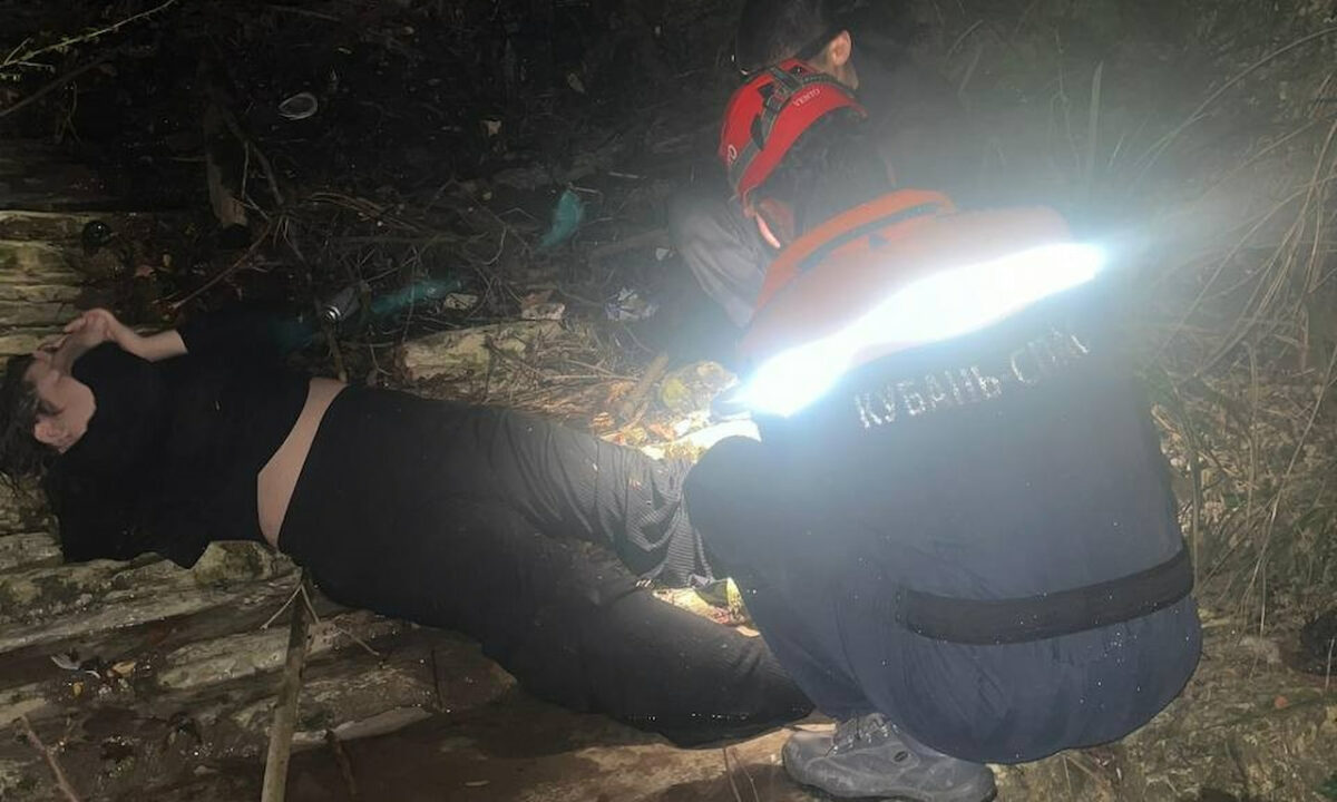 В Сочи спасатели помогли травмированной туристке, упавшей с моста