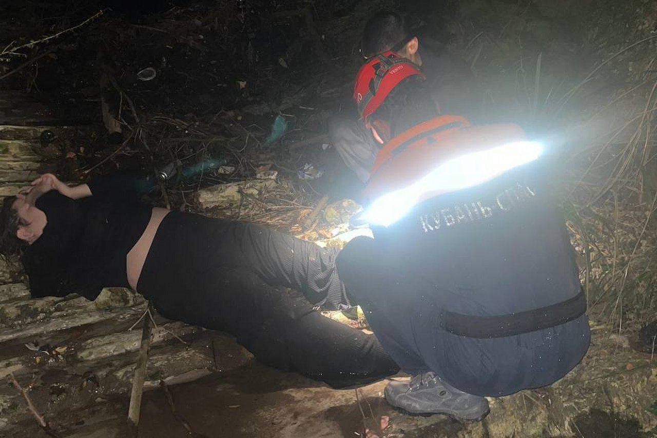 В Сочи спасатели помогли травмированной туристке, упавшей с моста