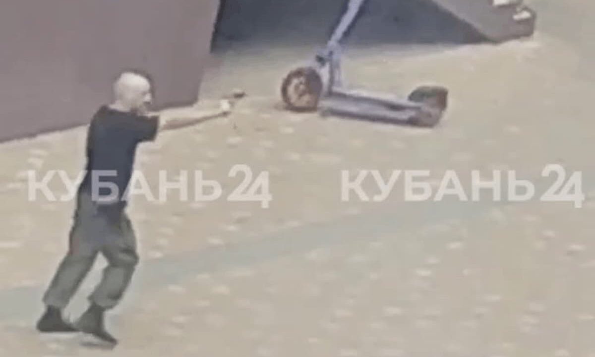 Мужчину с пистолетом в руках заметили во дворе многоэтажки в Краснодаре