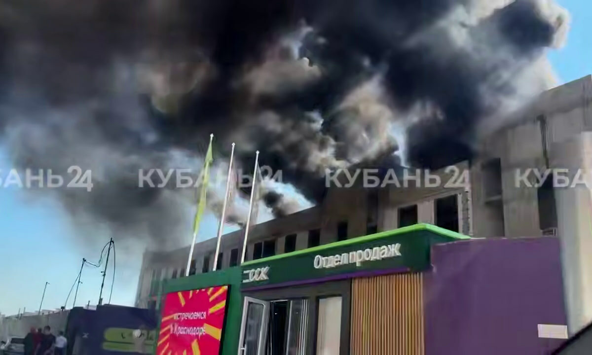 Крыша трехэтажной стройки загорелась на Западном обходе в Краснодаре