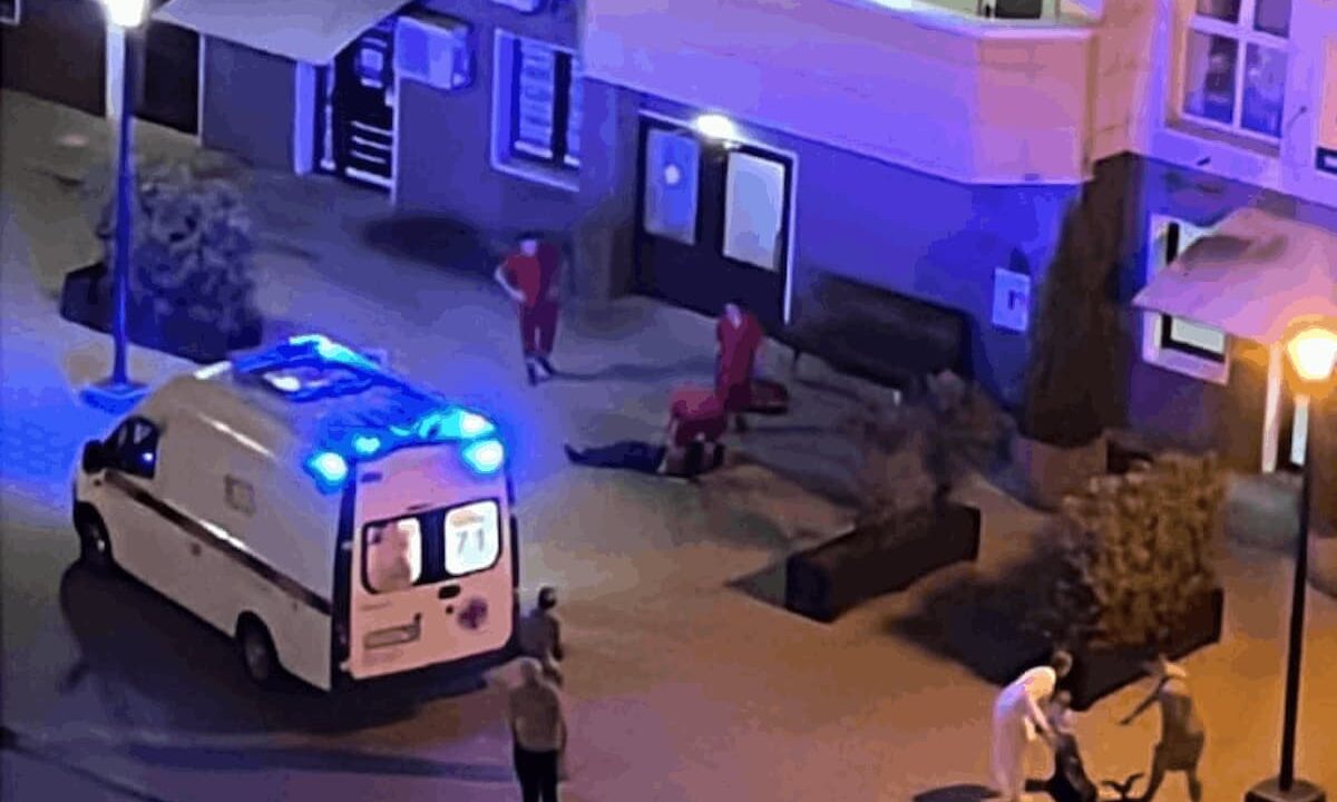 Девушка погибла, выпав из окна многоэтажки в центре Краснодара