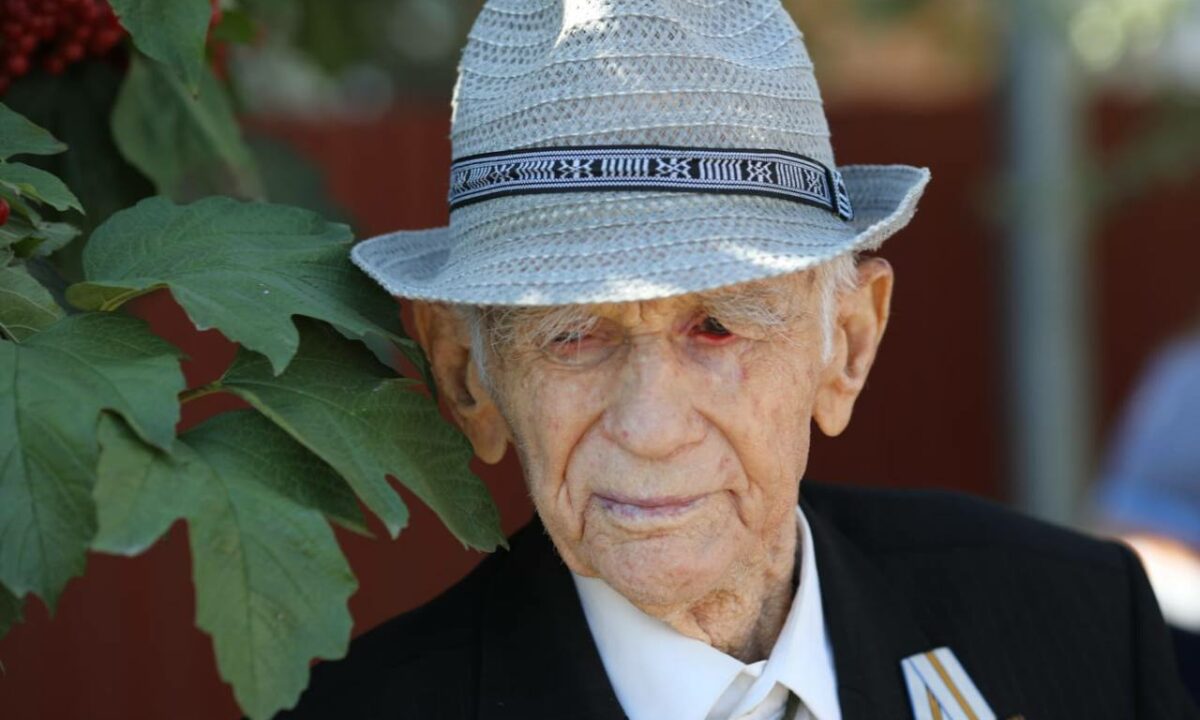 Кондратьев поздравил ветерана войны из Ленинградского округа со 102-летием