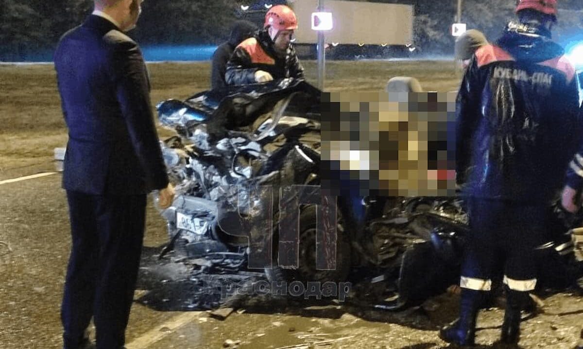 На Кубани легковушка влетела в фуру, погибли три человека, еще трое пострадали