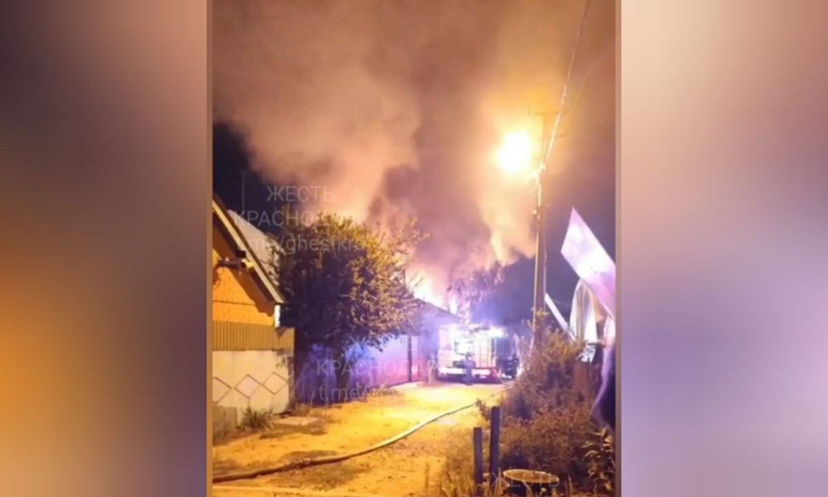 В Краснодаре ночью загорелась крыша жилого дома в переулке Курортном