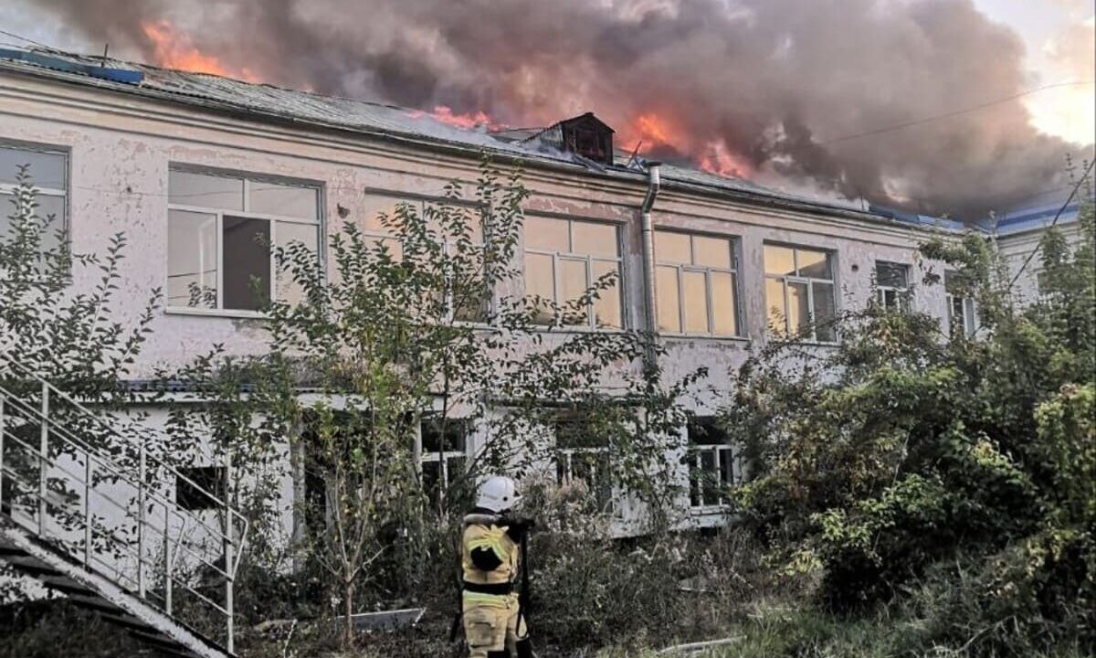 Заброшенное здание загорелось в Абинском районе, огонь охватил 700 кв. метров