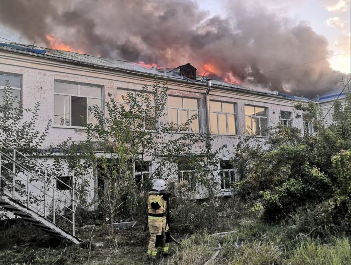 Заброшенное здание загорелось в Абинском районе, огонь охватил 700 кв. метров