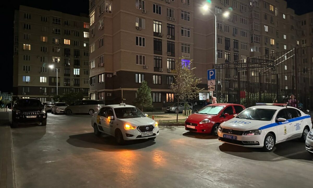 Иномарка сбила 9-летнего ребенка во дворе многоэтажки в Анапе
