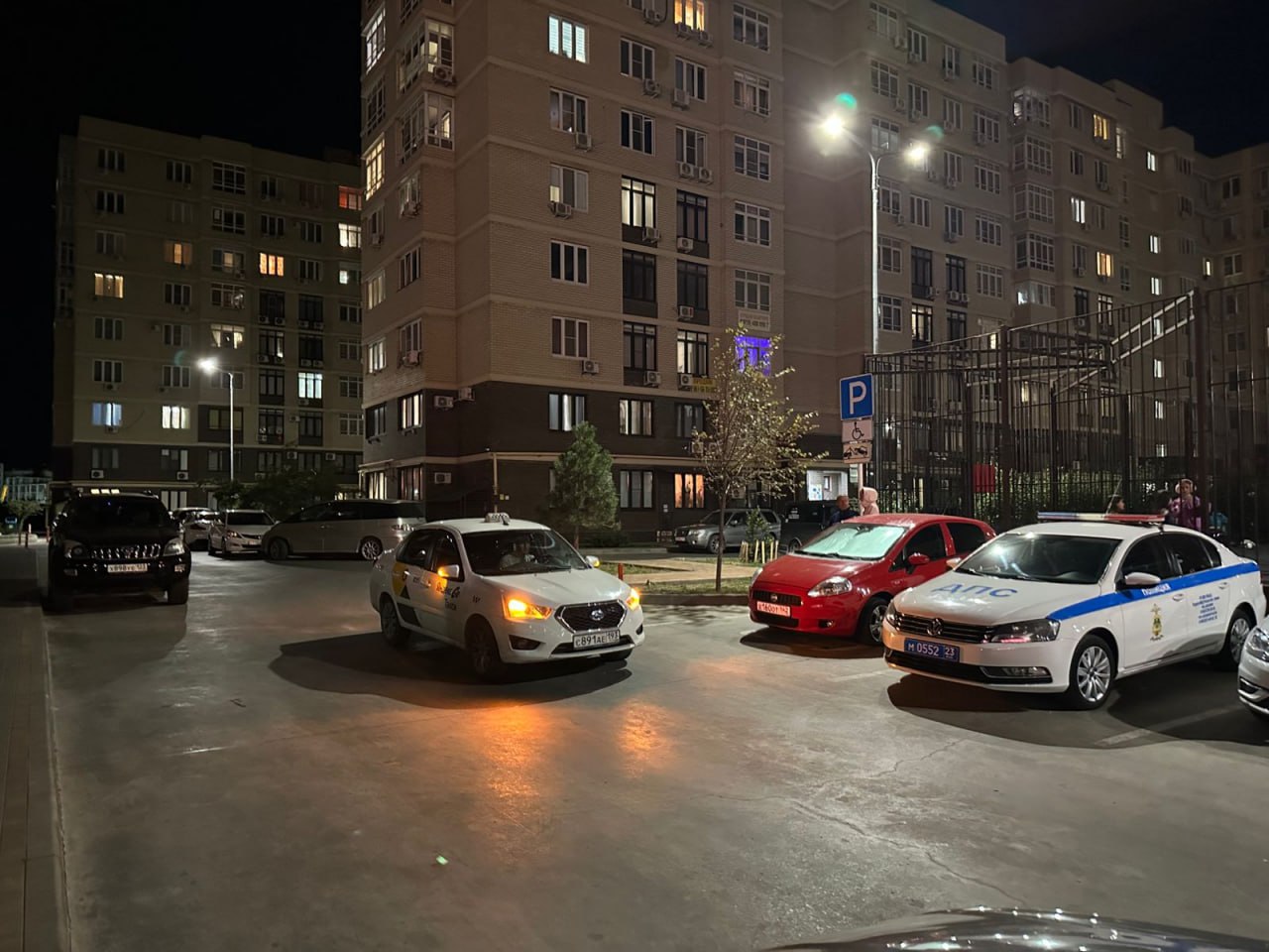 Иномарка сбила 9-летнего ребенка во дворе многоэтажки в Анапе