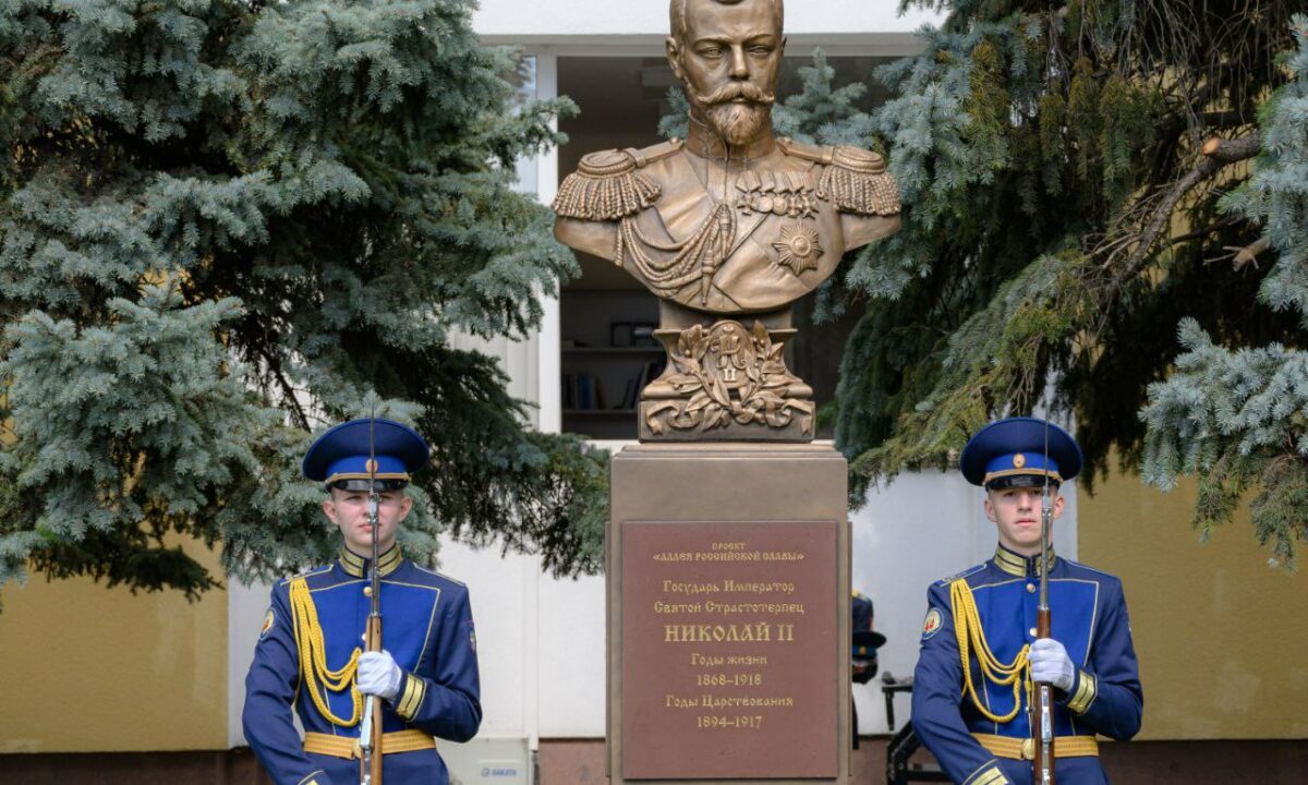 Памятник Николаю II открыли в Краснодаре