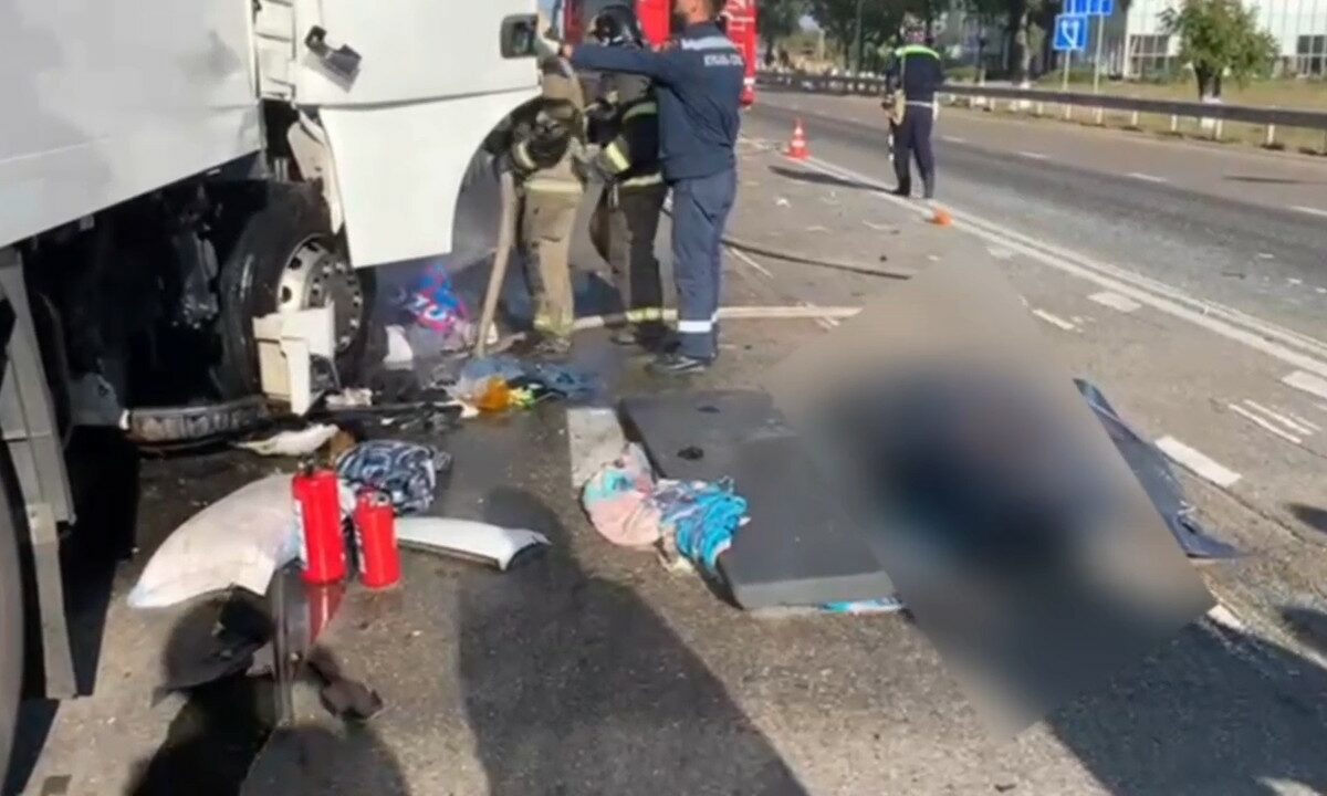 Водитель погиб в столкновении двух большегрузов в Армавире