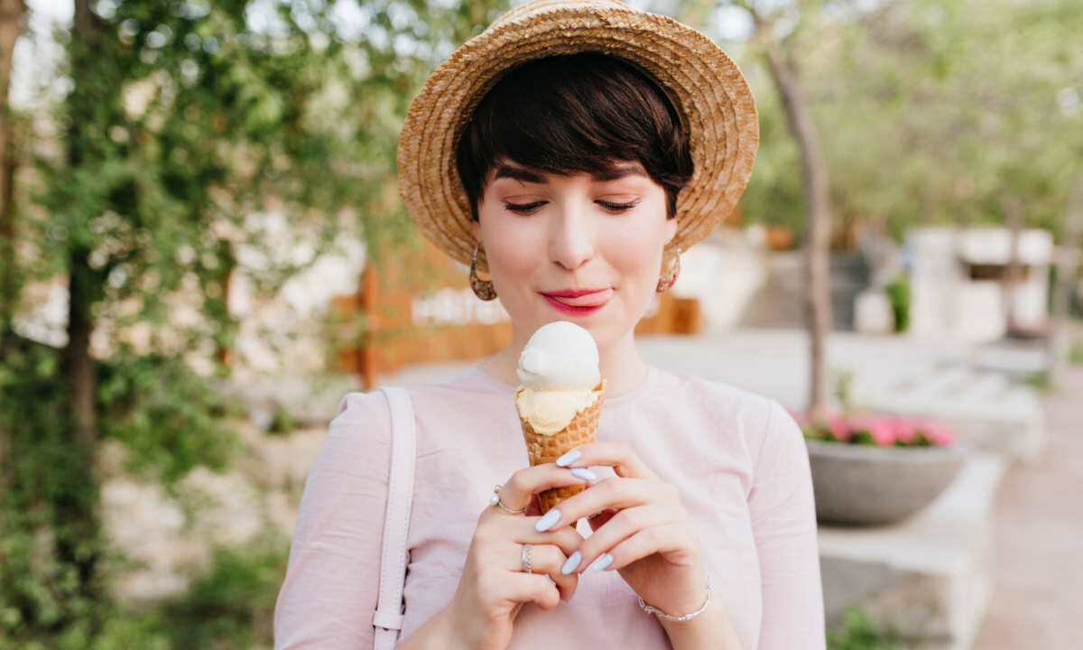 Мороженое при больном горле: польза или вред?