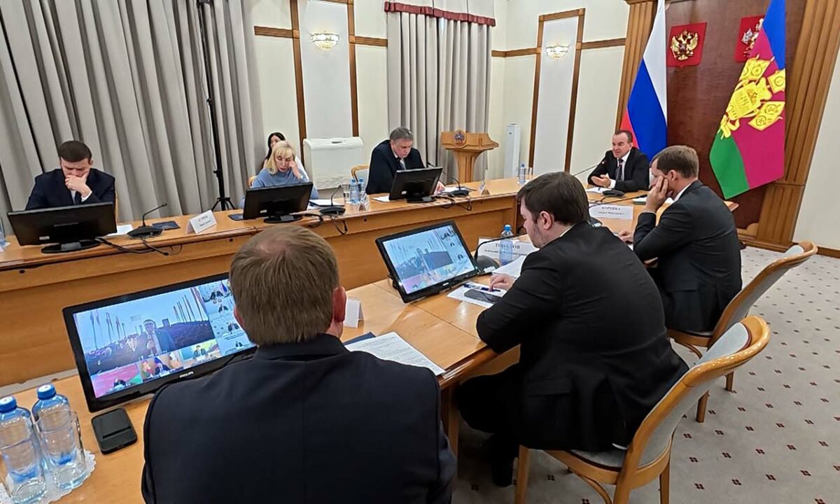 Кондратьев проверил сроки строительства спортобъектов на Кубани