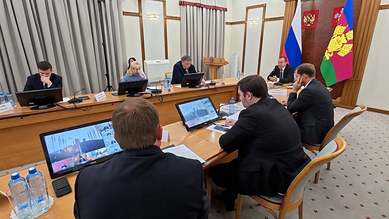 Кондратьев проверил сроки строительства спортобъектов на Кубани
