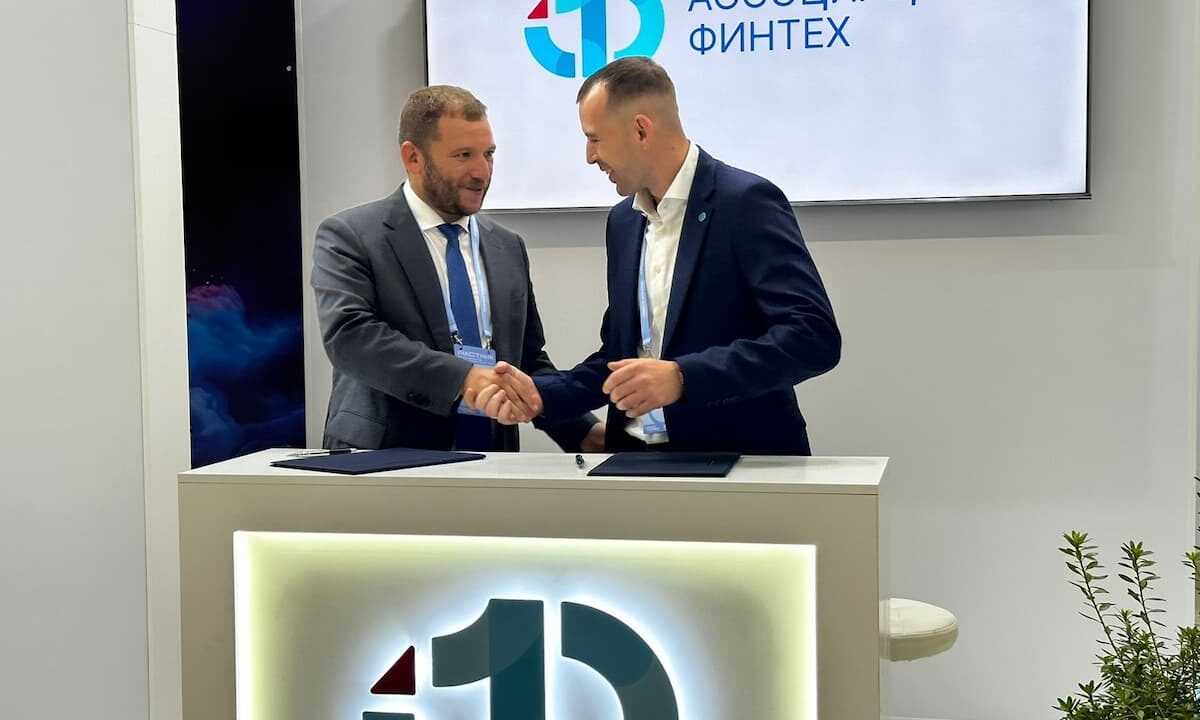 Банк Уралсиб и Сравни подписали соглашение о стратегическом партнерстве