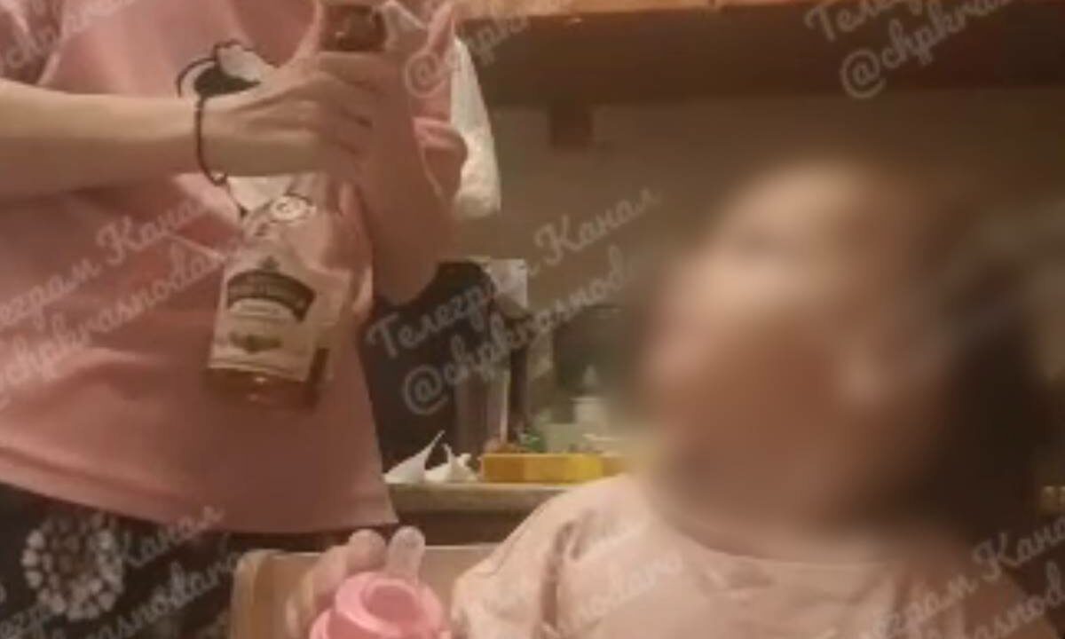 В Краснодаре ищут женщину, поившую маленькую дочь чем-то из бутылки коньяка