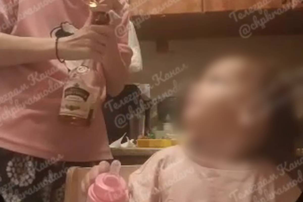 В Краснодаре ищут женщину, поившую маленькую дочь чем-то из бутылки коньяка