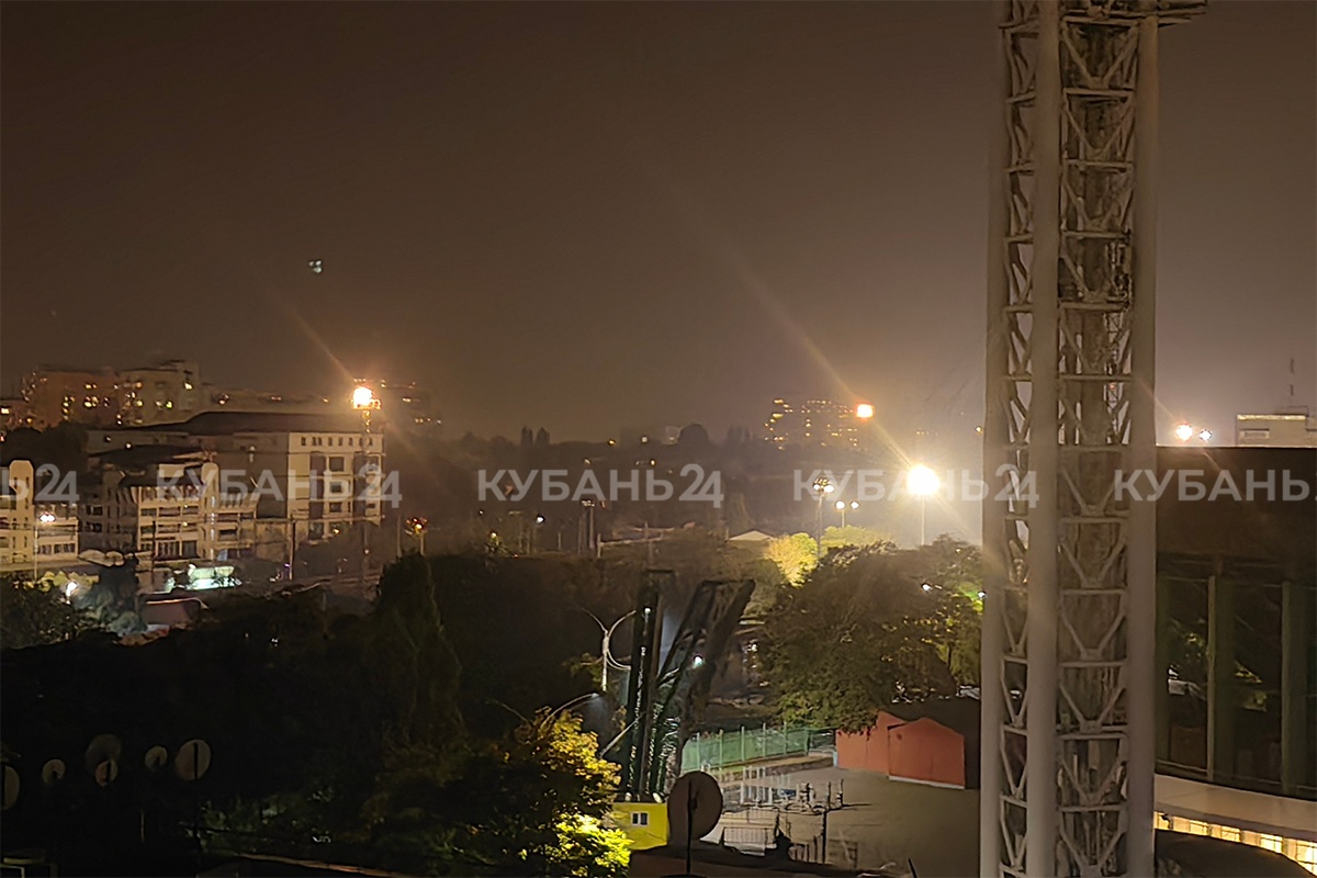 Жители Краснодара вечером 8 октября пожаловались на запах гари и навоза