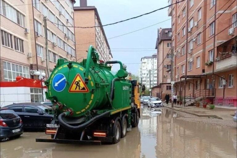 Воду с улиц Краснодара после дождя откачивают 35 машин и 17 мотопомп