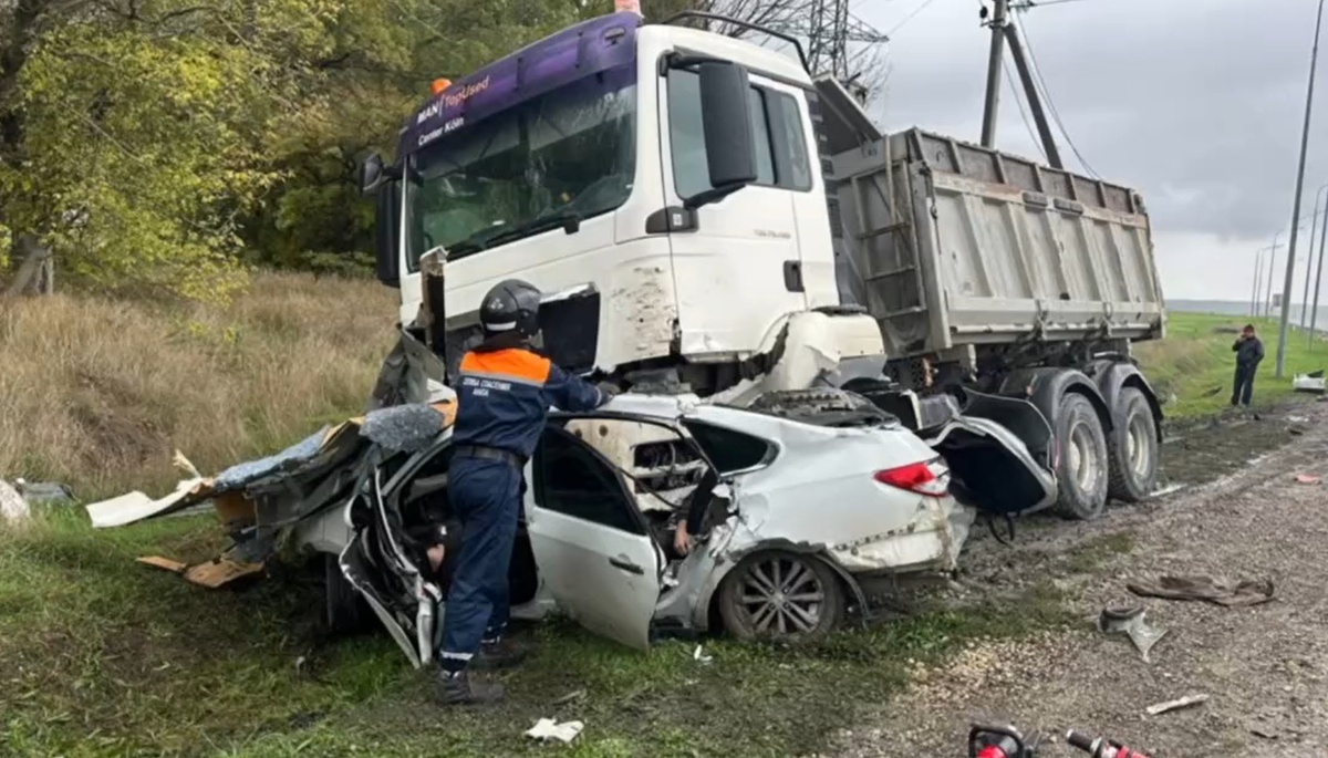 В Анапе иномарку занесло под колеса грузовика, погибли 2 взрослых и подросток