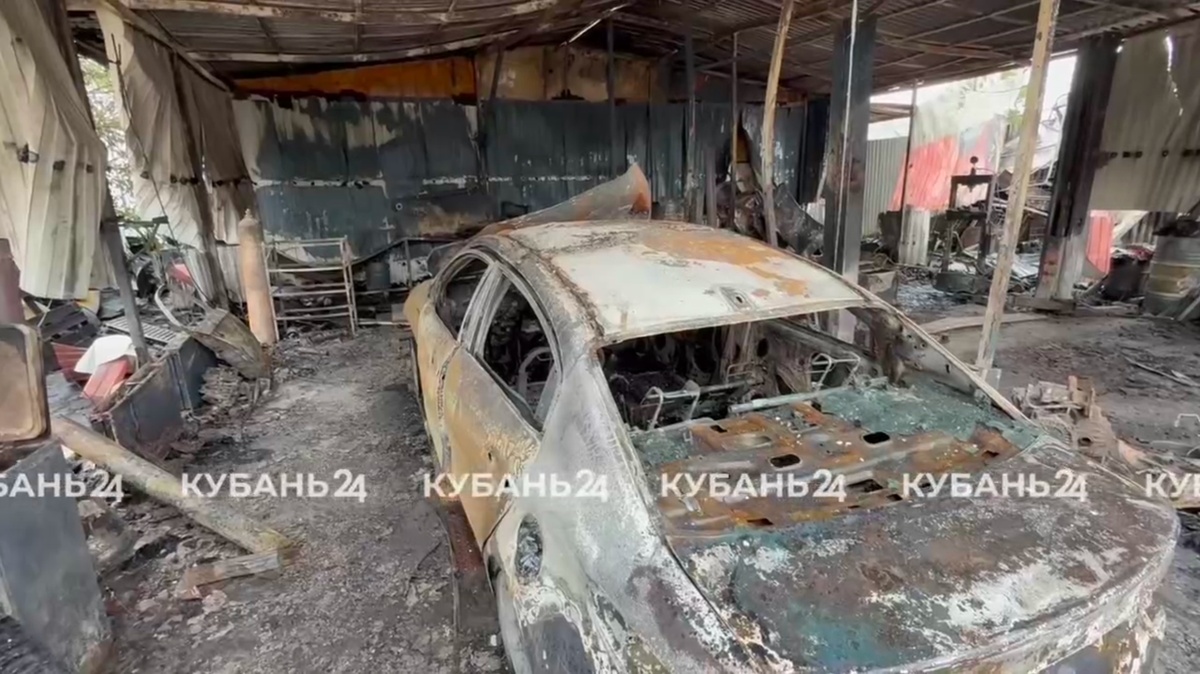 Два автомобиля полностью сгорели в ночном пожаре на СТО в Краснодаре