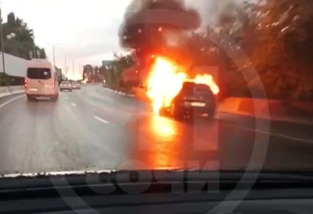 Легковушка загорелась на ходу на трассе в Сочи