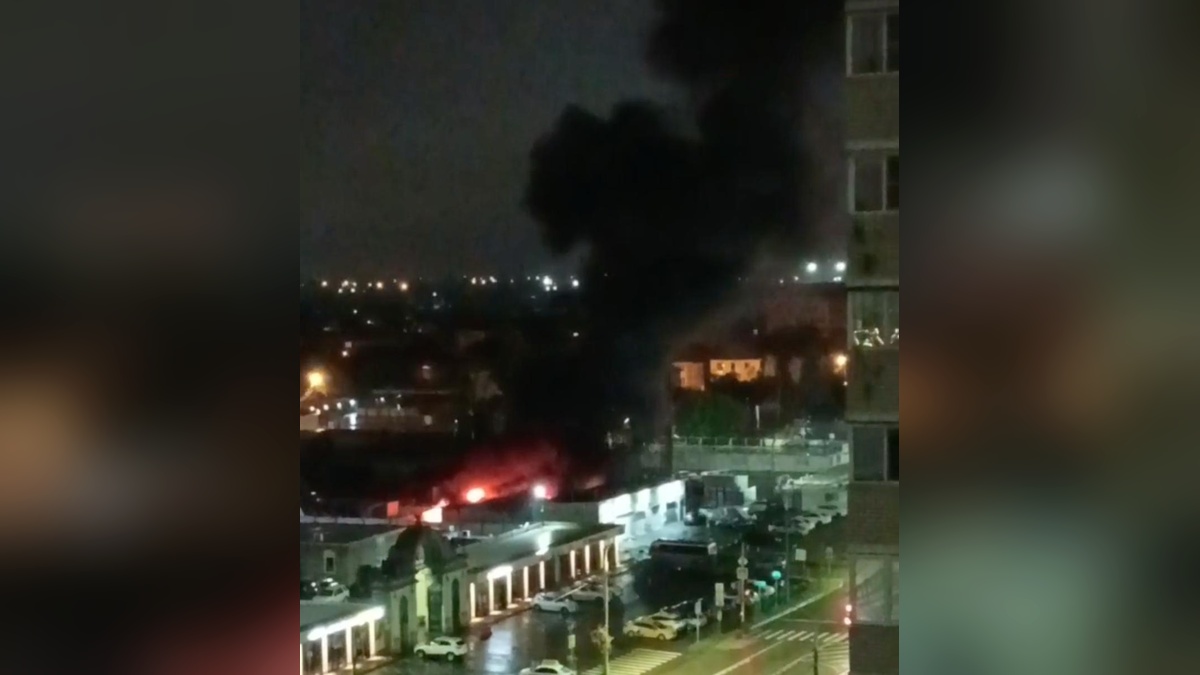 СТО с двумя автомобилями загорелась ночью в Краснодаре