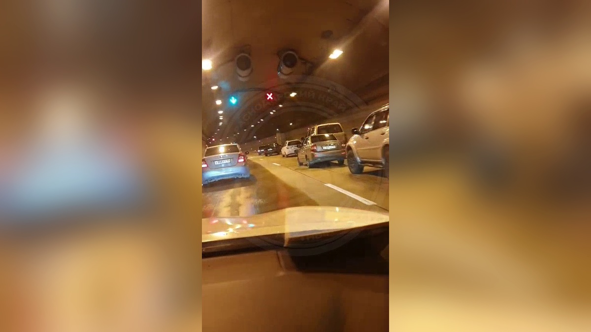 В Сочи из-за столкновения шести автомобилей образовалась пробка в тоннеле
