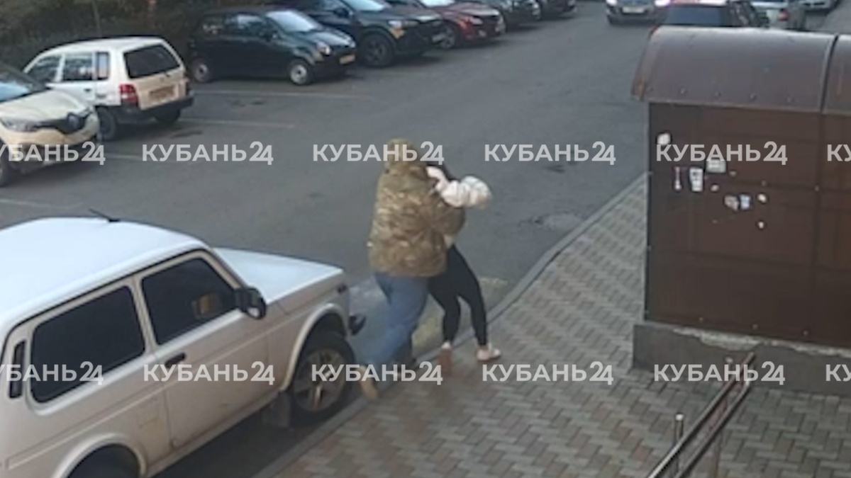Момент нападения на 17-летнюю девушку в Краснодаре попал на видео