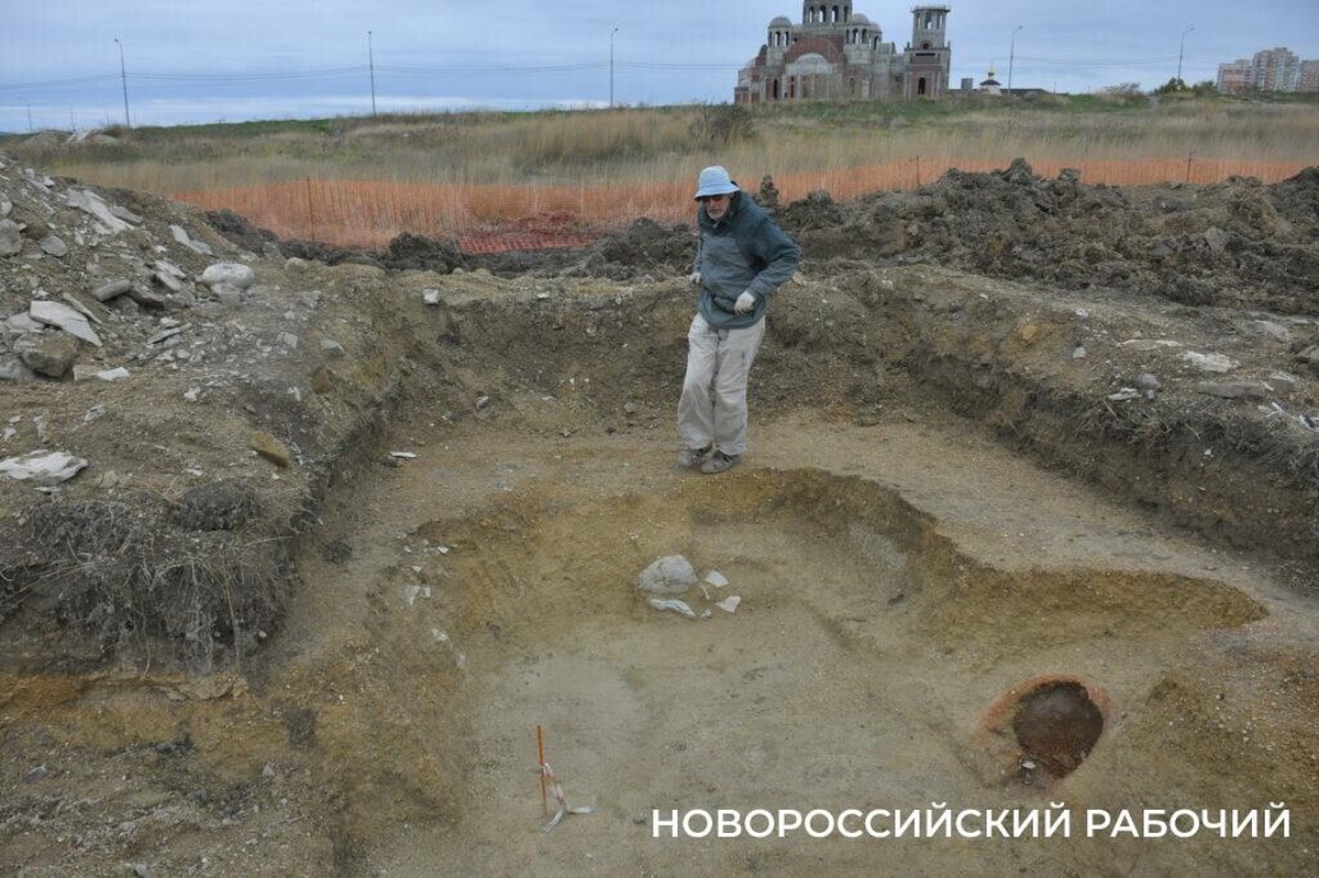 Жилища и артефакты XVIII века нашли при раскопках на Малой Земле в Новороссийске