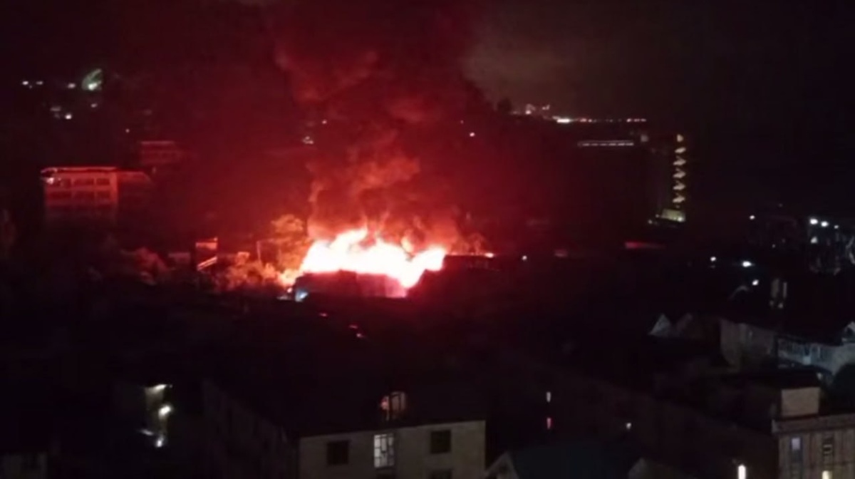 Два частных дома загорелись на площади 200 кв. метров в Сочи