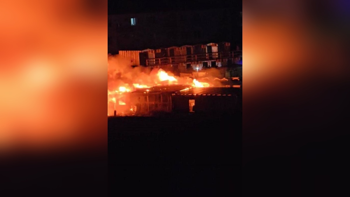 Бытовки на площади 300 кв. метров сгорели на стройплощадке в Новороссийске