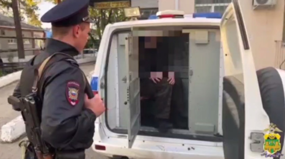 В Абинске полиция задержала мужчину, угрожавшего детям ножом возле школы
