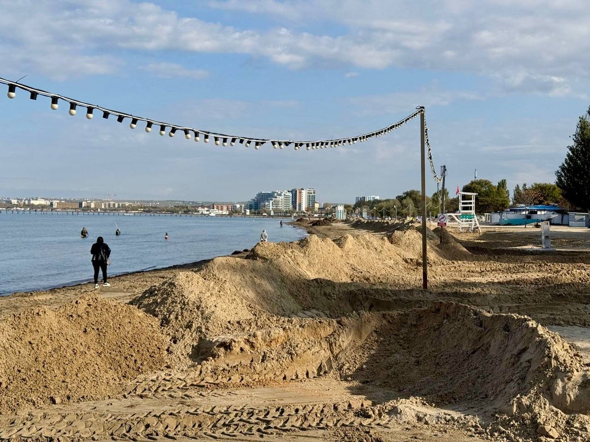 Вал для защиты пляжей от мазута восстанавливают в Анапе