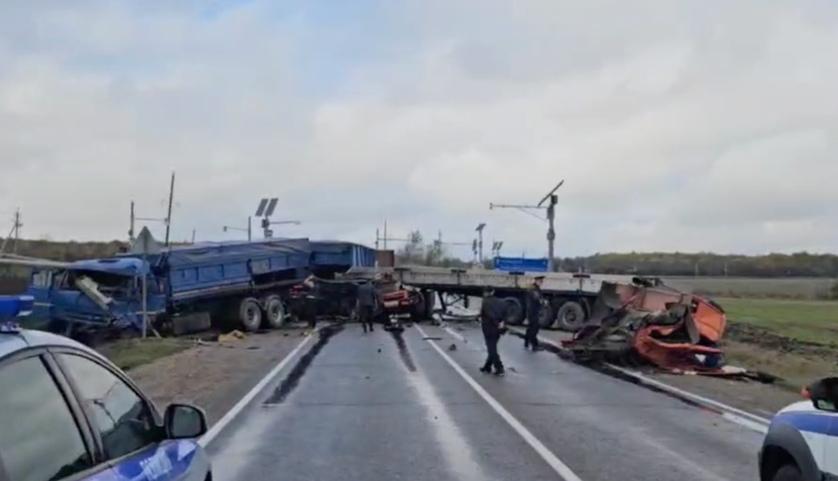 Два столкнувшихся большегруза с прицепами перекрыли трассу под Белореченском