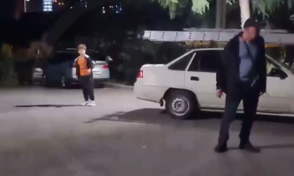 В Сочи пьяный мужчина напал на детей из-за электросамоката