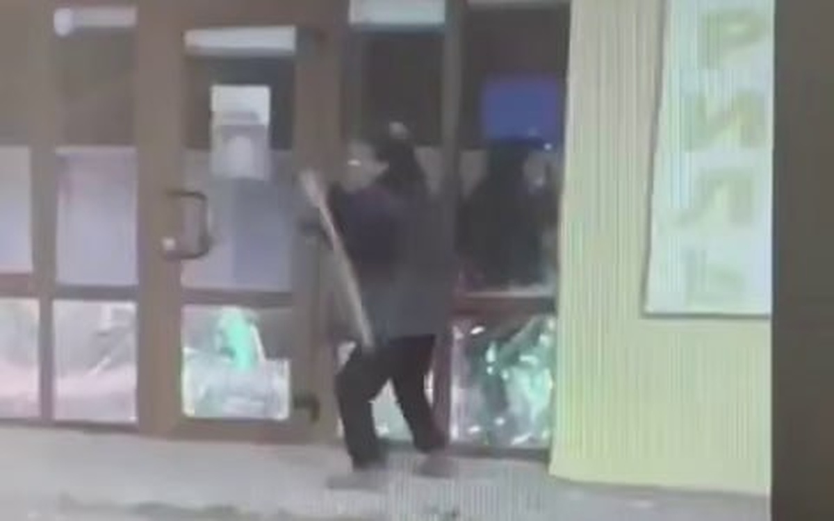 Мужчина обрезом трубы обрушил стеклянные витрины магазинов в Крыловском районе