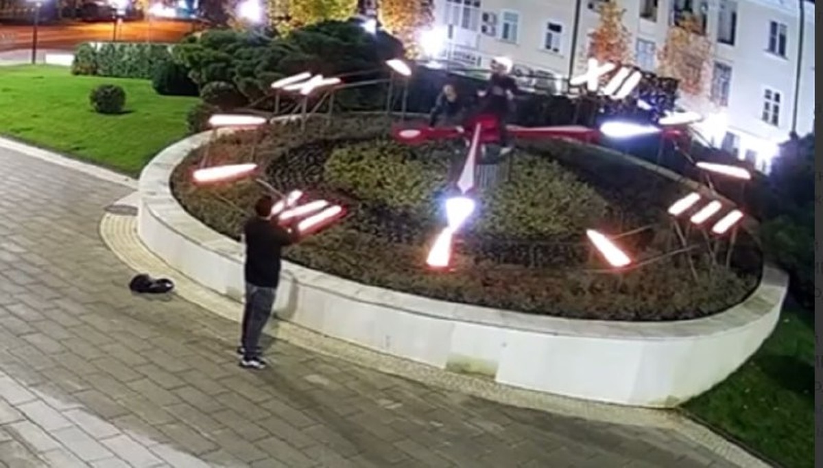 В Краснодаре мужчины залезли на стрелки цветочных часов и устроили фотосессию