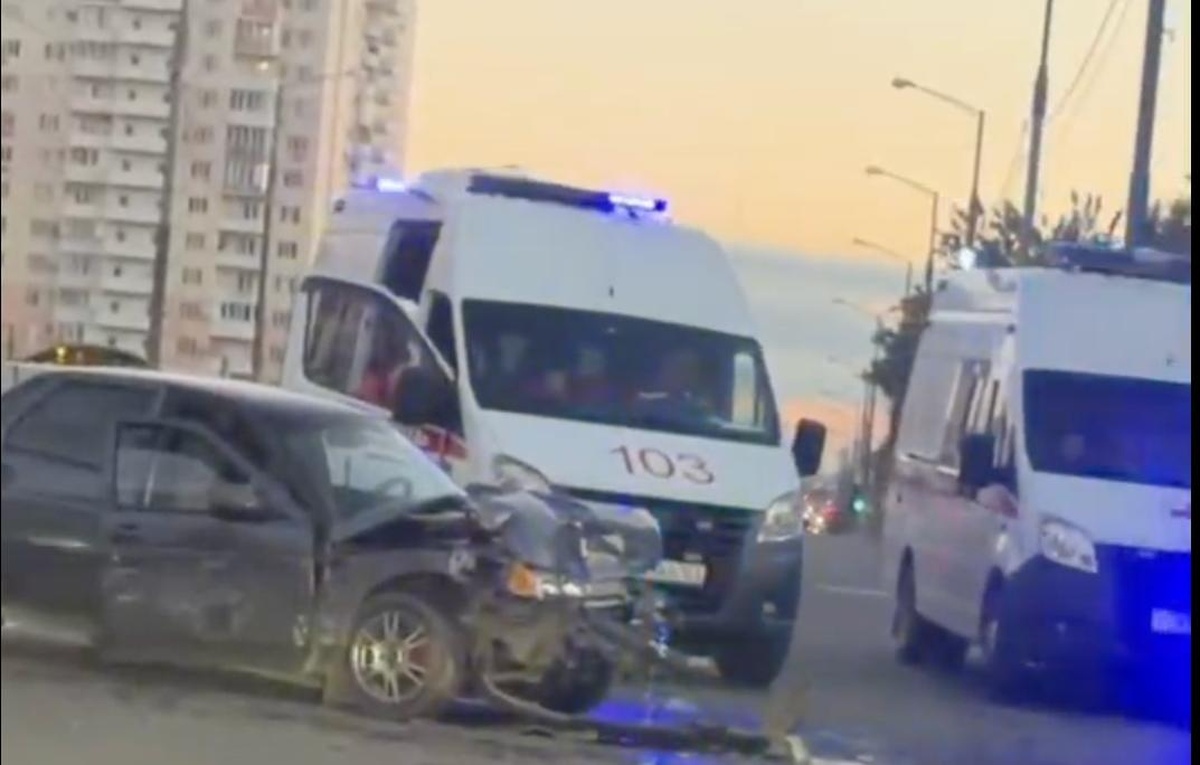 Пассажира такси госпитализировали после ДТП в Краснодаре
