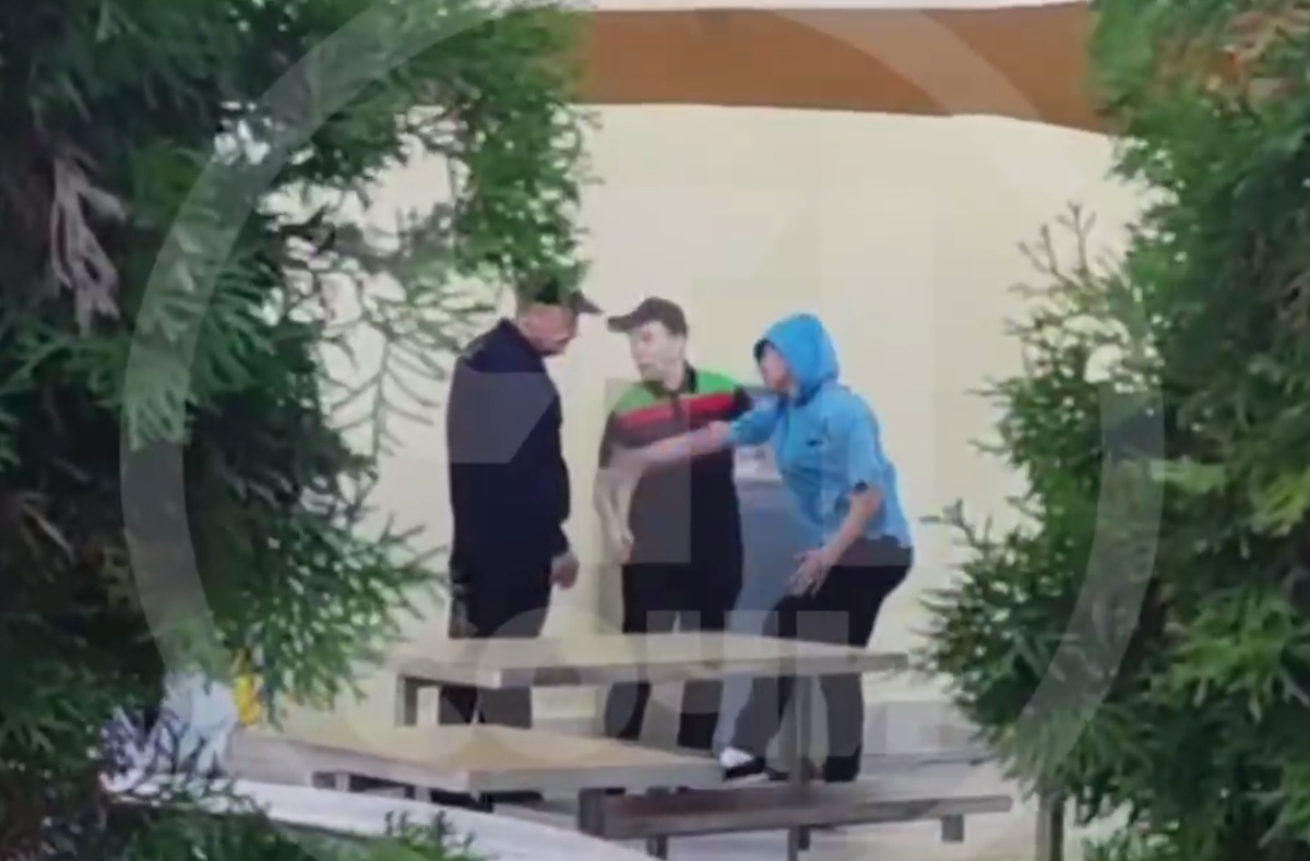 В Сочи подро?тки подрали?ь ? работницей «Бургер Кинга» из-за рюкзака