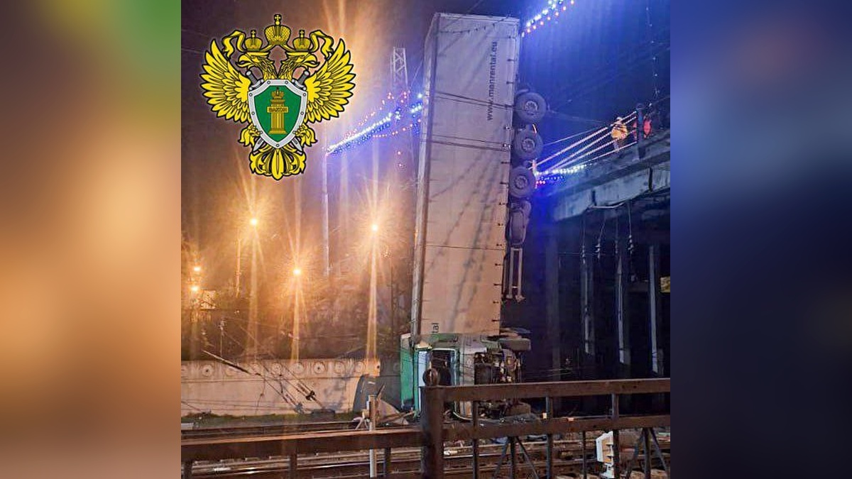 Два поезда задерживаются из-за упавшего на ж/д пути в Крыму большегруза