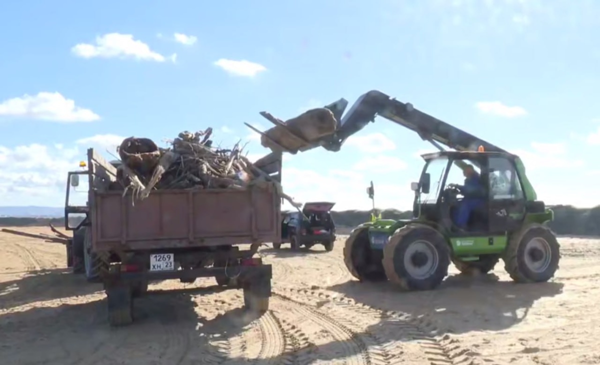 После шторма в Анапе собрали более 60 куб. метров мусора