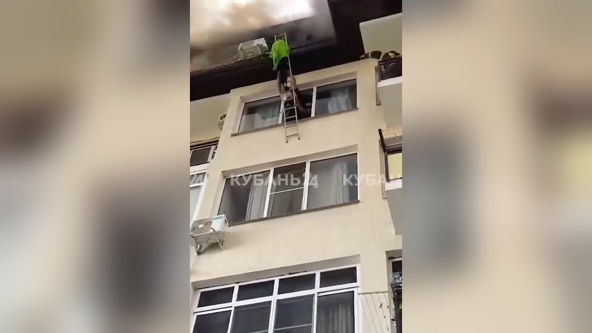 Строитель спас двух человек из пожара на мансарде пятиэтажки в Сочи