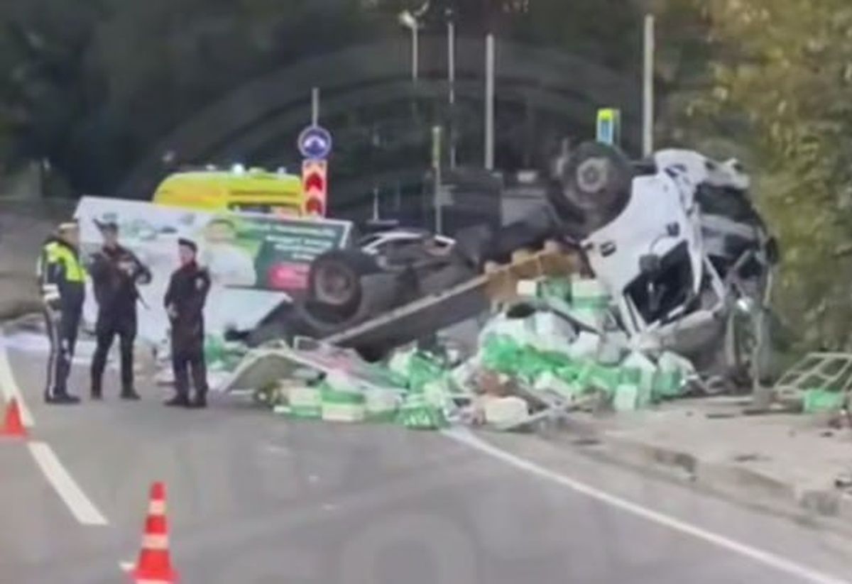 В Сочи образовалась пробка около 5 км из-за перевернувшегося грузовика с бумагой