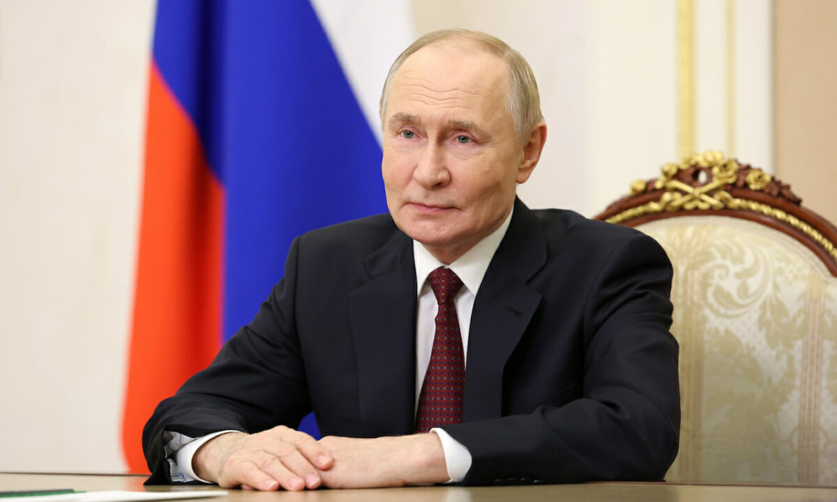 Путин поздравил российских педагогов с Днем учителя